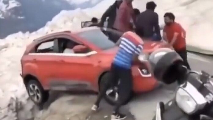 जुगाड़ लगा कर निकाल दिया बर्फ में फसी कार को बाहर, लेकिन हुआ ऐसा, VIDEO देख छूट जाएगी हंसी