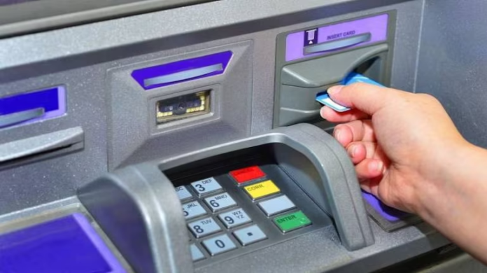 ATM इस्तेमाल करते समय रखे इन बातों का ख्याल नहीं तो हो सकते है भारी नुकसान, देखे इससे जुडी जानकारिया